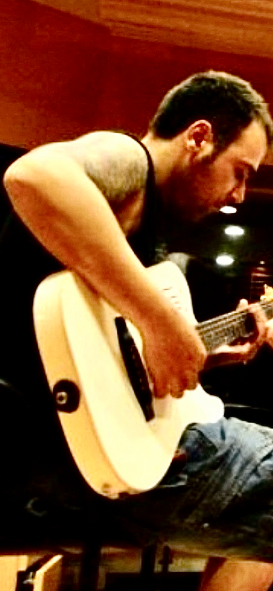 David tocando la guitarra